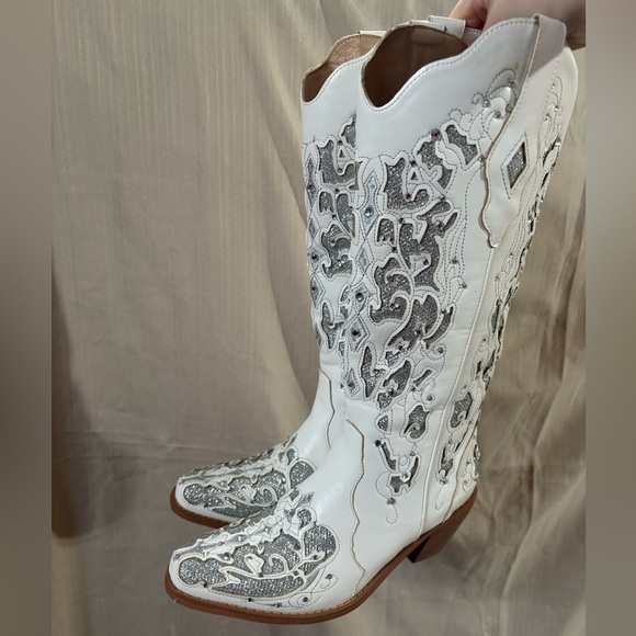 White & Silver Cowgirl Boots Rhinestone Sparkly Western‎ Cowboy Boots Size 7.5 - Picture 1 of 13
